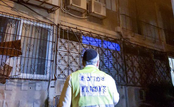 שחקנית מפורסמת נפלה מקומה רביעית; מצבה קשה