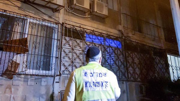 שחקנית מפורסמת נפלה מקומה רביעית; מצבה קשה