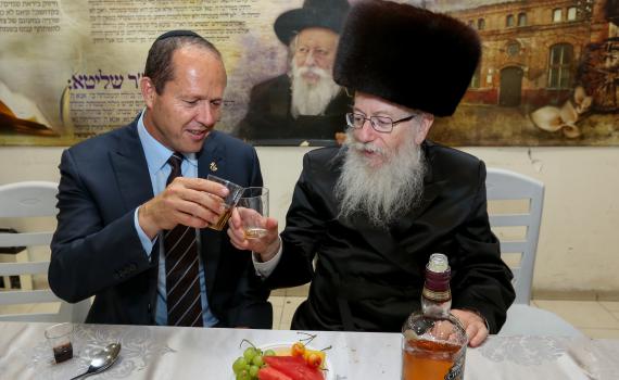 על כל כיתה למגזר הציוני, נבנו 2 כיתות למגזר החרדי