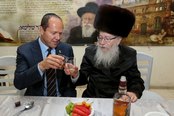 על כל כיתה למגזר הציוני, נבנו 2 כיתות למגזר החרדי