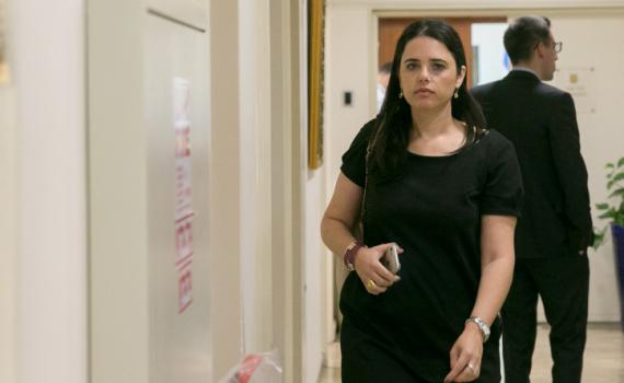 שקד התלוצצה עם הח"כ הערבי: "תגיד ברכת הגומל"