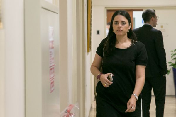 שקד התלוצצה עם הח"כ הערבי: "תגיד ברכת הגומל"