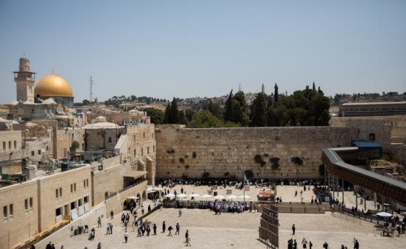 זעזוע בכותל: יריעות ספר תורה הוברחו מתחת לבגדים