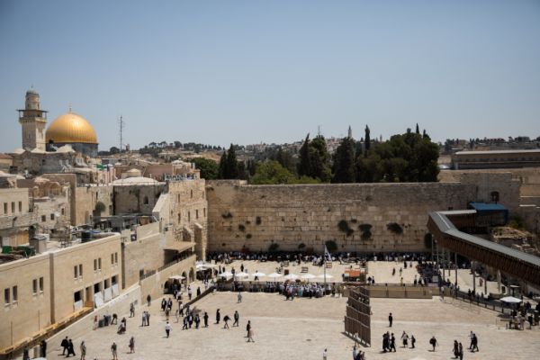 זעזוע בכותל: יריעות ספר תורה הוברחו מתחת לבגדים