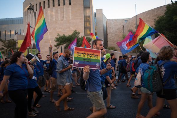 האם להמשיך להיות בקשר עם חבר ש"יצא מהארון"?
