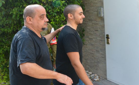 בליווי תומכיו: אלאור אזריה נכנס לכלא