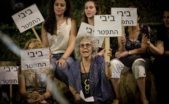 למרות הגבלות בג"ץ: 2000 מפגינים מחו מול היועמ"ש