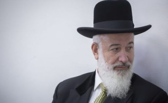 הרבנות תשלול את התואר רב מיונה מצגר?