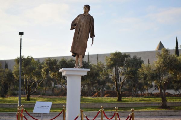 המאבטחים נדהמו: פסל זהב של מרים נאור