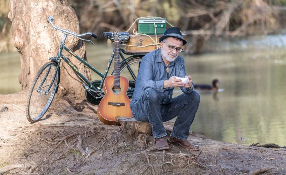 EB=MC²: אהוד בנאי מגשים חלום מעבר לים