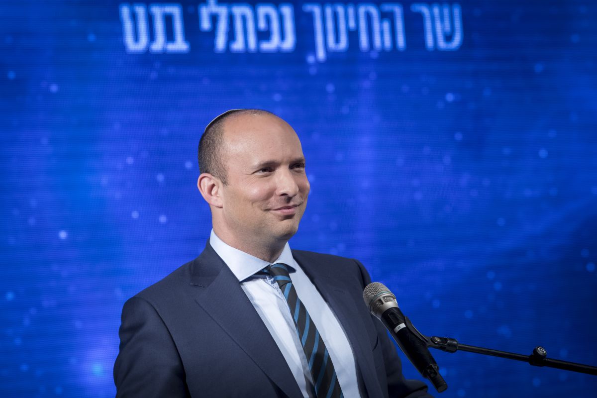 בנט השיג פשרה: "הפוליטיקה נשארת בחוץ"