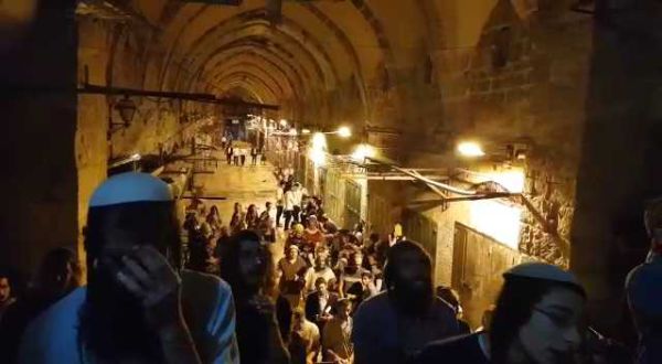 תיעוד מליל ט' באב: ממיסים את החומה בדמעותינו