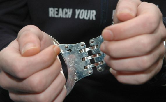 פליטת ריאליטי ומוזיקאי מוכר חשודים בזיוף רשיונות