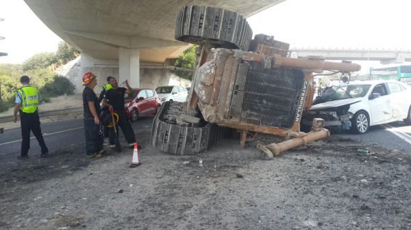 נס מתחת לגשר: טרקטור נפל ממשאית על מכונית