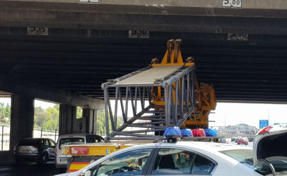 בפעם השלישית בשבוע: שוב משאית התנגשה בגשר