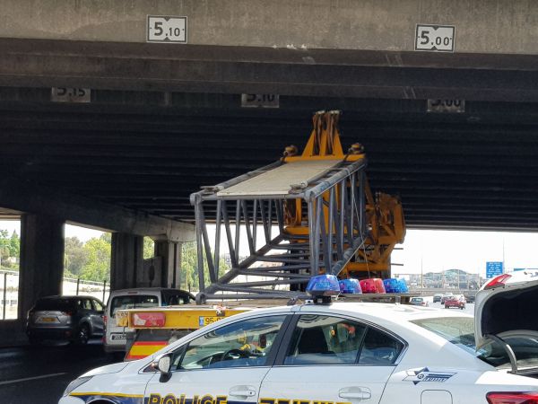 בפעם השלישית בשבוע: שוב משאית התנגשה בגשר