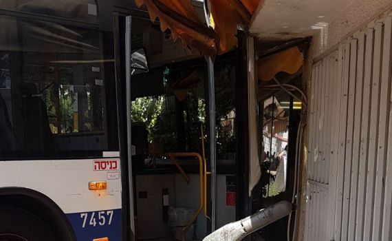 האוטובוס נכנס לבית הקפה; נגמר בנס ומקום הפוך