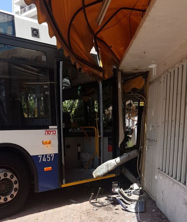 האוטובוס נכנס לבית הקפה; נגמר בנס ומקום הפוך