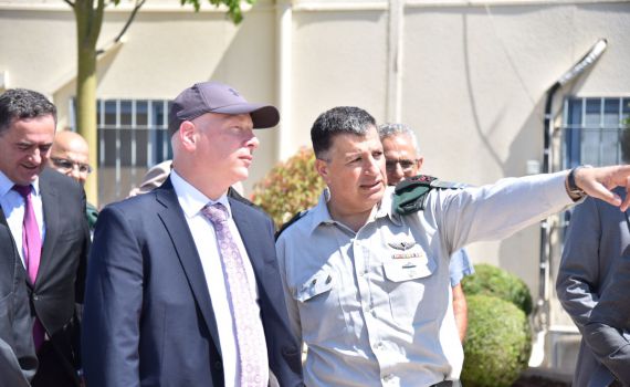 איך נראה מעבר: ג'ייסון גרינבלט לומד את השטח