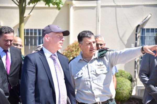 איך נראה מעבר: ג'ייסון גרינבלט לומד את השטח