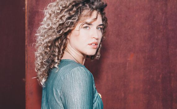 העבודה עם המנטור 'האנטי דתי' שהובילה לשיר אמונה