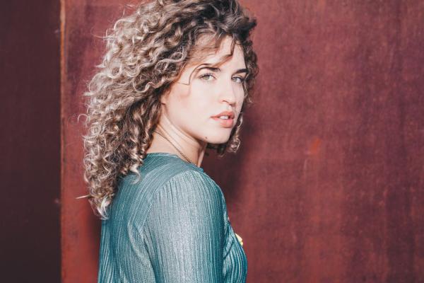 העבודה עם המנטור 'האנטי דתי' שהובילה לשיר אמונה