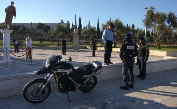 מציבי "פסל הזהב של נאור" חושפים את עצמם