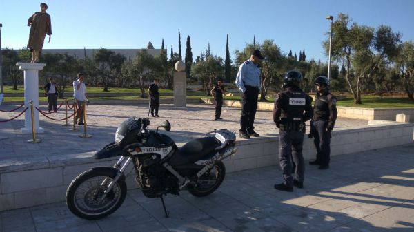 מציבי "פסל הזהב של נאור" חושפים את עצמם