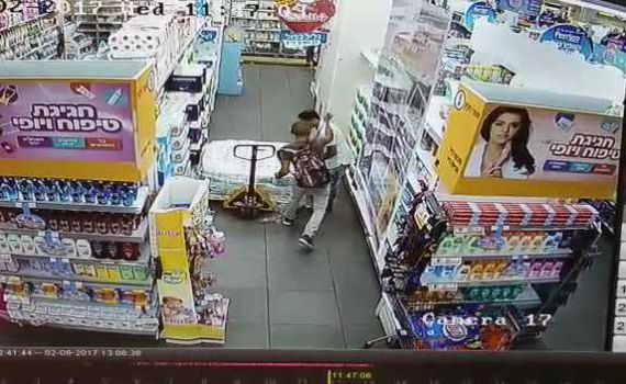 מחבל מנסה לרצוח: תיעוד הפיגוע ביבנה