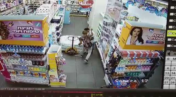 מחבל מנסה לרצוח: תיעוד הפיגוע ביבנה