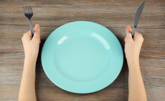 בלי קפה והרבה מים: כך תפתחו נכון את הצום