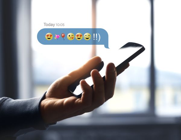 האם שימוש באימוג'י עלול לפגוע במעמדכם בעבודה?
