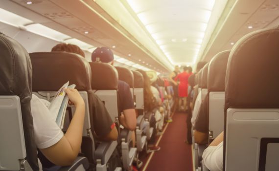 למה חברות התעופה מצופפות אותנו כמו סרדינים?