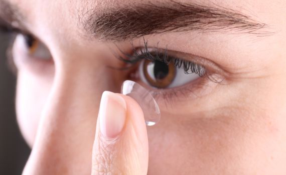 כיצד למנוע זיהומים עקב טיפול כושל בעדשות מגע?