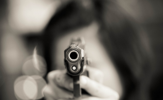 אימה בכיפור: כיוון אקדח לעבר המתפללים שנמלטו