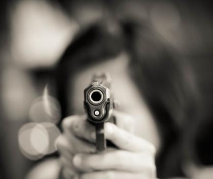 אימה בכיפור: כיוון אקדח לעבר המתפללים שנמלטו