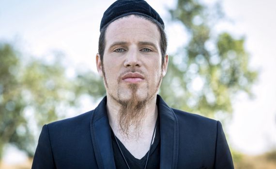 רומנטיקת החיים: בוצר מציג מסע מוזיקלי עם לאונרד כהן