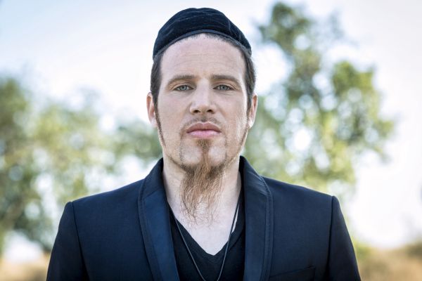 רומנטיקת החיים: בוצר מציג מסע מוזיקלי עם לאונרד כהן