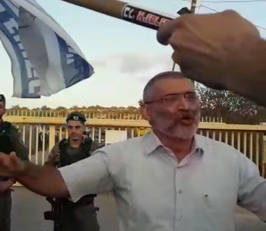 צפו: מיכאל בן ארי מפתיע את הרמטכ"ל