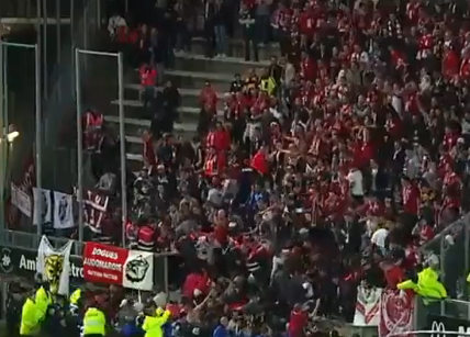 צפו: יציע אוהדים קרס באמצע משחק כדורגל