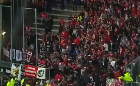 צפו: יציע אוהדים קרס באמצע משחק כדורגל