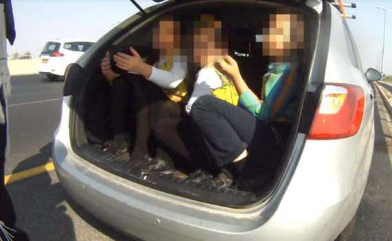 חילול השם: תיעוד מקומם; שלושה ילדים בתא המטען