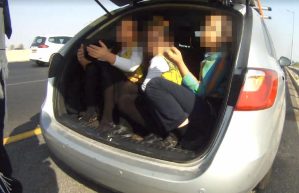 חילול השם: תיעוד מקומם; שלושה ילדים בתא המטען