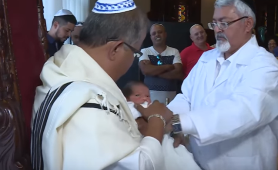 רב סירב למול ילד גיורת: "לא רצה לגעת בילד". צפו