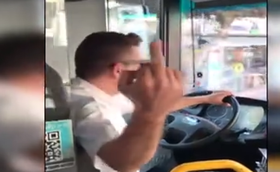צפו: נהג אוטובוס משתולל בנהיגה: "מסריחה; זבל"