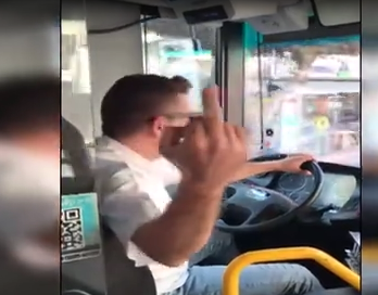 צפו: נהג אוטובוס משתולל בנהיגה: "מסריחה; זבל"