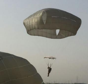 תיעוד: אימון צניחה של הצנחנים החרדים