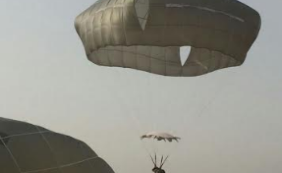 תיעוד: אימון צניחה של הצנחנים החרדים