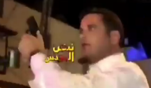 צפו: זמר חסידי נקלע ללינץ' בירושלים וירה באוויר