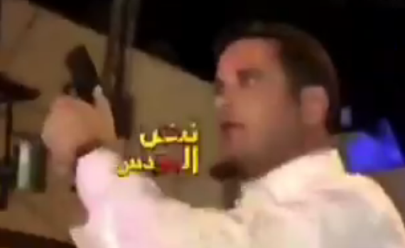 צפו: זמר חסידי נקלע ללינץ' בירושלים וירה באוויר